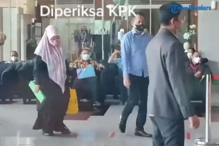 Adrias Haryanto, istri Sekda Riay SF Haryanto saat mendampingi suami memenuhi panggian KPK tampak perpakaian sederhana dan syari, bertolak belakang dengan gaya yang kerap dipamerkan di media sosial selama ini. 