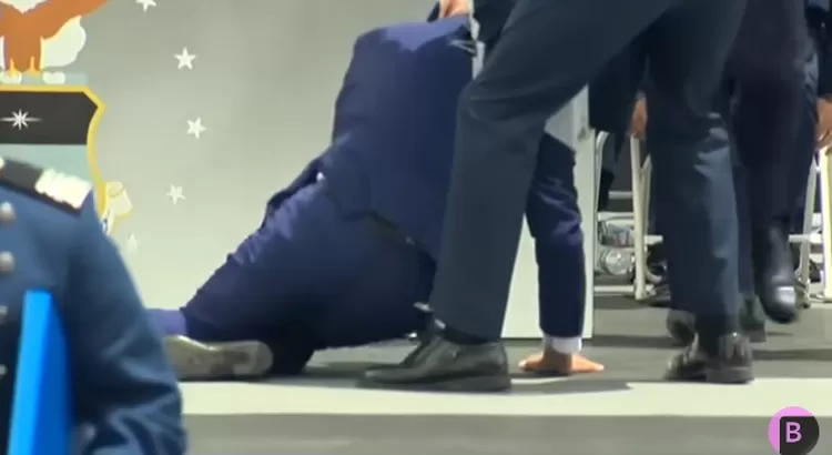 Momen saat Joe Biden terjatuh usai memberikan sambutan pada acara wisuda Akademi Angkatan Udara AS, Kamis (1/6/2023)