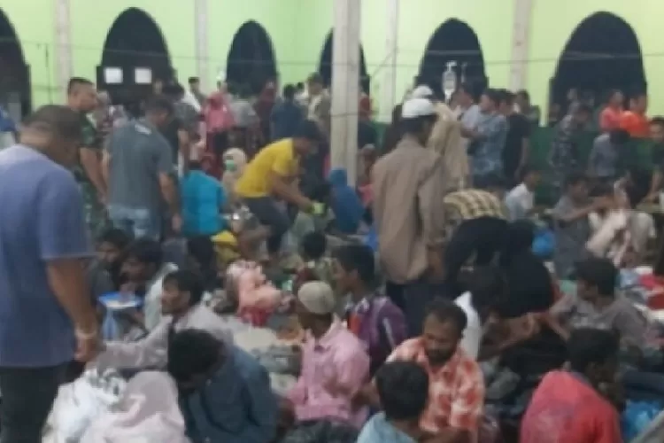 Imigran Rohingya kembali terdampar di pesisir pantai Desa Ujolung Pie, Kecamatan Muara Tiga, Kabupaten Pidie, Senin, 26 Desember 2022, pukul 17.30 WIB. 