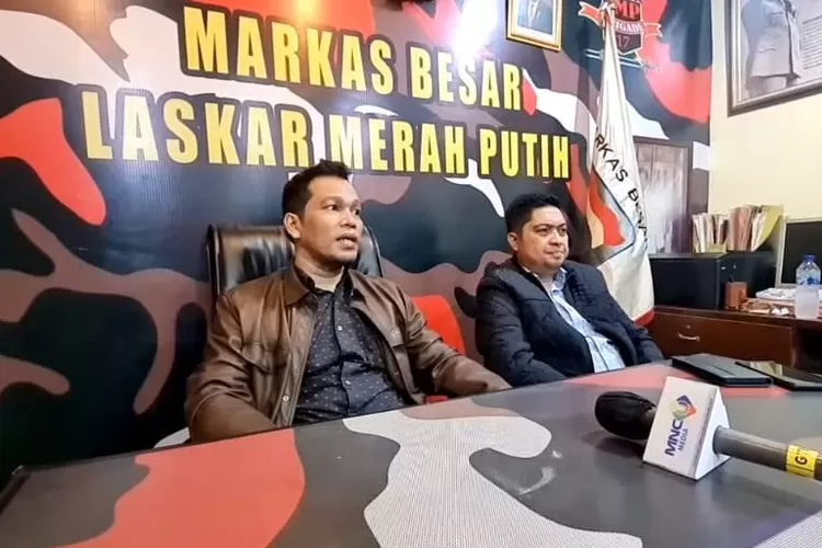 Pengacara Rizky Billar, Adek Erfil Manurung, panen hujatan netizen usai kritik Lesti Kejora pamit umrah lewat WhatsApp (WA). (KH Infotainment)