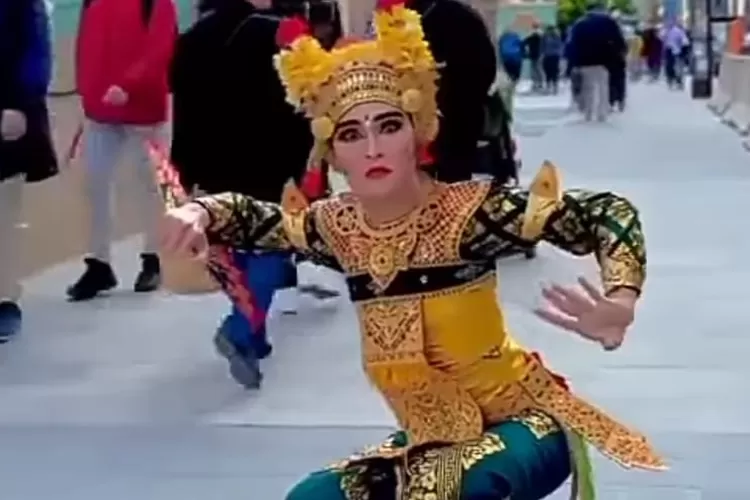 Tangkapan Layara, Penari Indonesia saat menampilkan Tari Legong asal Bali di Jalanan Kota Toronto, Kanada. (Metro TV)