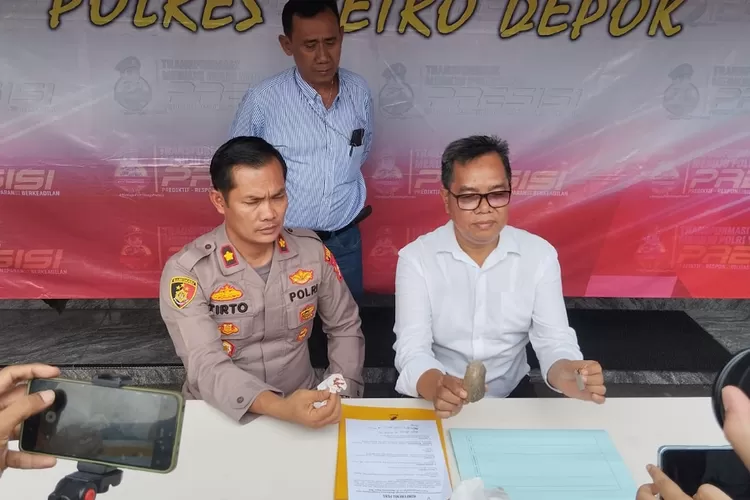 Polres Metro Depok saat melakukan rilis terkait pelaku pelempar batu yang mengakibatkan korban luka dan kerugian materil, Kamis (27/7) (POLRES METRO DEPOK )