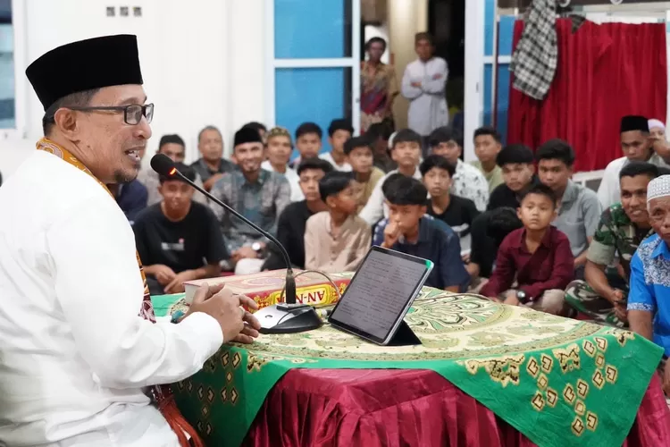 Bupati Eka Putra  di Masjid Taqwa Padang Laweh Malalo, Jumat (7/4/2023) malam.(Prokopim)