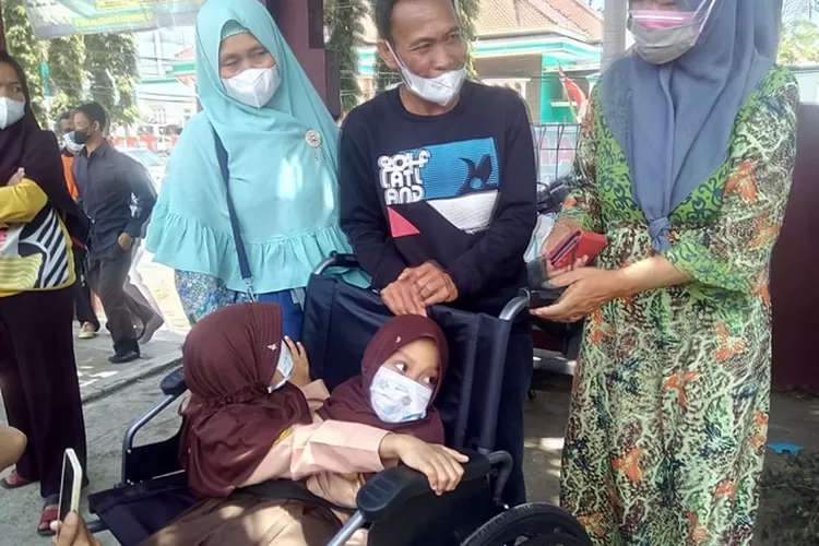 Bocah Kembar Siam Al Putri Anugrah dan Al Dewi Ningsih dapat Hadiah Kursi Roda Modifikasi dari Kapolres Garut, AKBP Wirdhanto Hadicaksono, Jumat 3 September 2021 (Agus Alvin/Gorajuara.com)