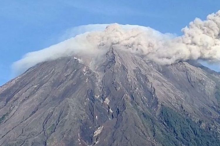 Gunung Semeru Erupsi, Luncuran Awan Panas Guyur Dua Kecamatan di Lumajang
