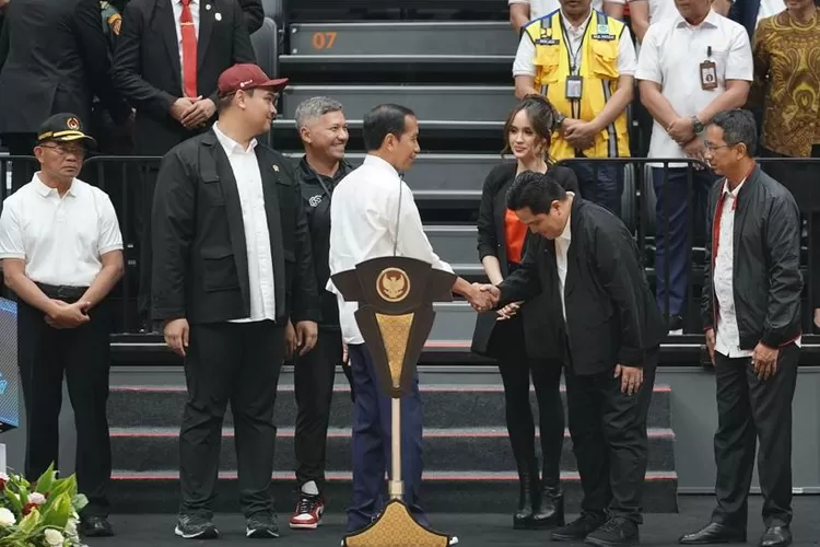 Presiden Jokowi menyalami Menteri BUMN Erick Thohir saat meresmikan Indonesia Arena pada Senin, 7 Agustus 2023.