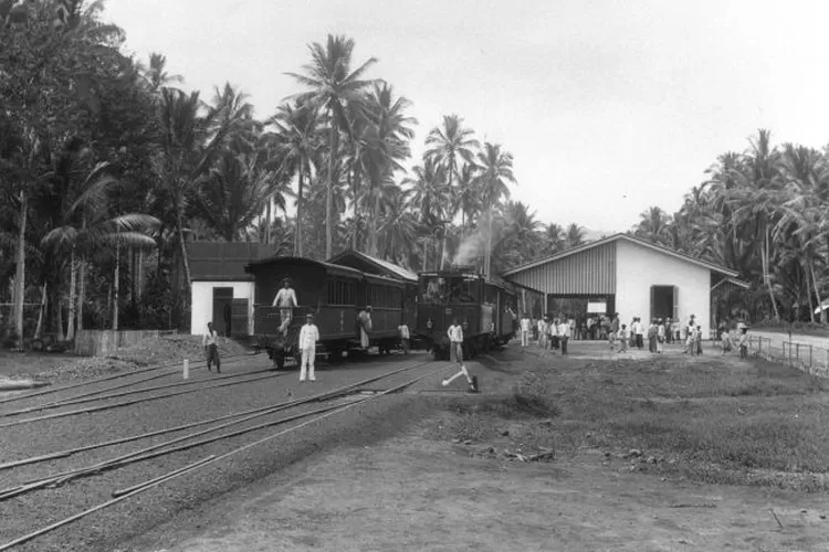  Stasiun Kereta Api Bukittinggi dahulu dikenal sebagai Stasiun Fort de Kock&mdash;adalah stasiun kereta api nonaktif kelas II yang terletak di Tarok Dipo, Guguk Panjang, Bukittinggi. Stasiun yang terletak pada ketinggian +920 meter ini termasuk dalam Divisi Regional II Sumatra Barat.