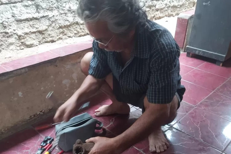 Teknisi pompa air di Depok sedang bekerja. (Atfal/Radar Depok)