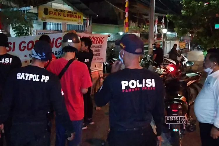 Petugas Satpol PP Kota Semarang menertibkan PKL yang melebihi jam operasional aturan PPKM Darurat./Arif Nugroho/KJ/