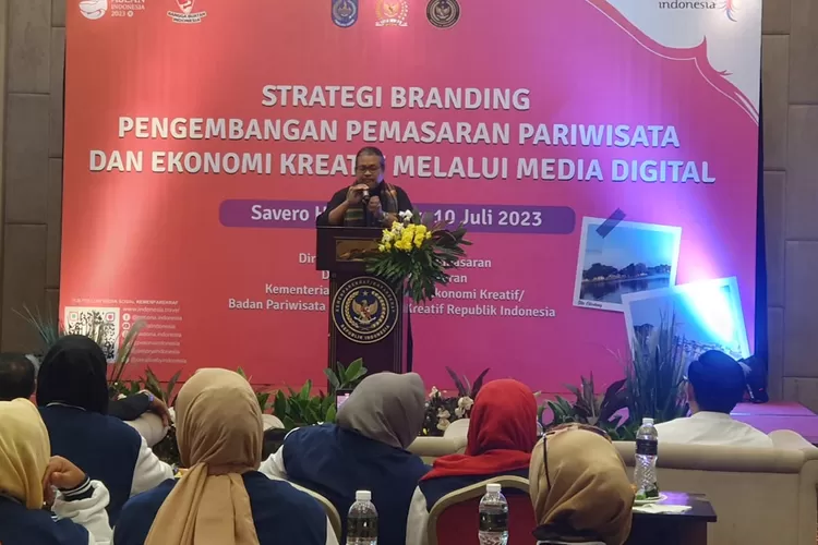 Anggota DPR RI, Nuroji, saat menjadi pembicara dalam forum seminar bertajuk &lsquo;Strategi Branding Pengembangan Pemasaran Pariwisata dan Ekonomi Kreatif Melalui Media Digital&rsquo; yang digagas Kementerian Pariwisata dan Ekonomi Kreatif RI, di Hotel Savero, Depok (Tracy Bacas/Radar Depok )