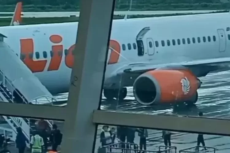 Pesawat lion Air jurusan Kupang-Surabaya batal terbang karena ada penumpang yang membuka pintu darurat  