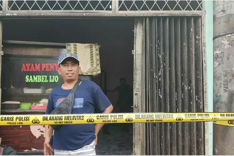 KIos ayam penyet milik Pak Kusno yang tetap tuh meski sempat dilalap api dari kebakaran Depo Pertamina Plumpang 