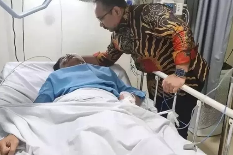 Menteri Agama Yaqut Cholil Qoumas saat menjenguk anak pengurus GP Ansor, David (17) di rumah sakit. David dianiaya Mario, anak Rafael yang merupakan pejabat Pajak di Jaksel. David David mendapatkan diagnosis mengalami Diffuse axonal injury.