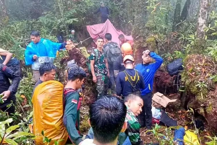 Proses evakuasi korban kecelakaan helikopter rombongnan Kapolda Jambi