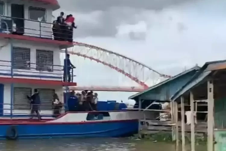 Rumah rakit di tepian sungai Musi dihantam Kapal Pariwisata, kemarin (18/2/2023)