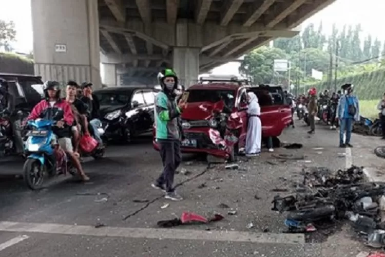 Kecelakaan beruntun di lampu merah CBD libatkan truk tangki pertamina tewaskan belasan korban. (Gorajuara/ dok: Twitter)