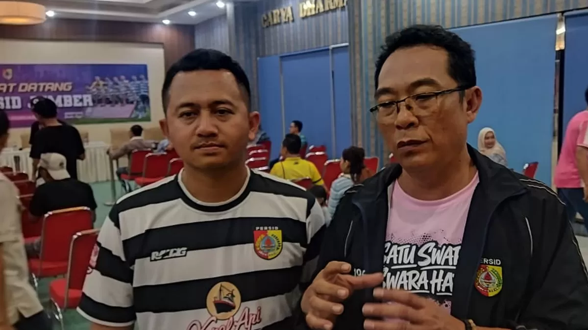 Ketua Yayasan Persid Jember Baru Jember Maju Ardi Pujo dan Manajer Macan Raung. (M Purnomo/SketsaNusantara.id)