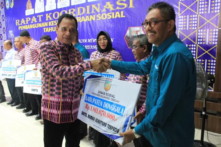 Pemprov Sulteng lewat Wagub Mamun Amir secara simbolis menyerahkan dana Bansos Pemprov untuk 13 kabupaten dan kota.