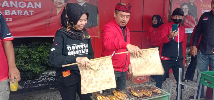 Sekertaris DPD PDIP Jabar Ketut Sustiawan ( kanan ) dan Bendahara PDIP Jabar Ineu Purwadewi Sundari ( kiri ) melakukan bakar Ikan dalam sajian kuliner Nusantara dan Festival Bakar Ikan Nusantara