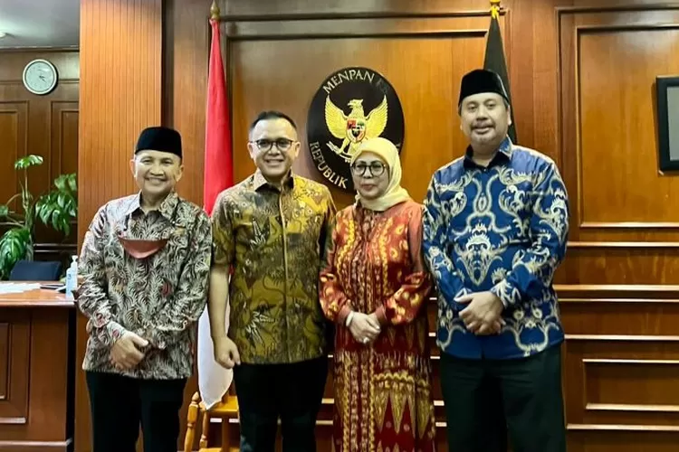 Pimpinan HISMINU yang menemui Men PAN RB antara lain, KH. Z. Arifin Junaidi (Ketua Umum HISMINU), Siti Ma'rifah (Pengurus HISMINU dan putri Wapres KH Ma'ruf Amin, dan Ali Rahmat (Wakil Bendahara) (Klikanggaran/istimewa)
