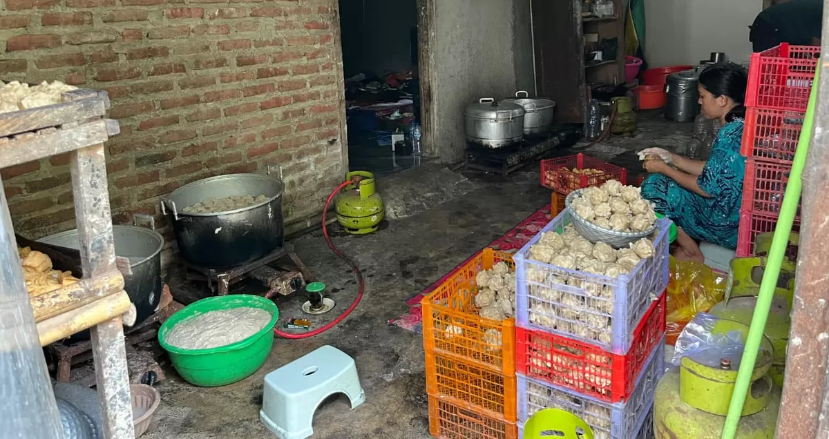 Salah seorang pekerja sedang beraktivitas di salah satu UMKM pembuatan pentol di Dusun Mojoranu, Desa Tanggalrejo, Kecamatan Mojoagung, Jombang. (SketsaNusantara.id)