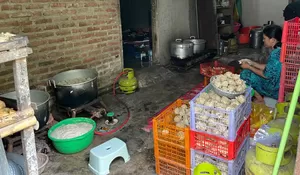 Angkat Potensi UMKM Lokal, KKM UNDAR Jombang Pasang Plang Kampung Pentol di Dusun Mojoranu