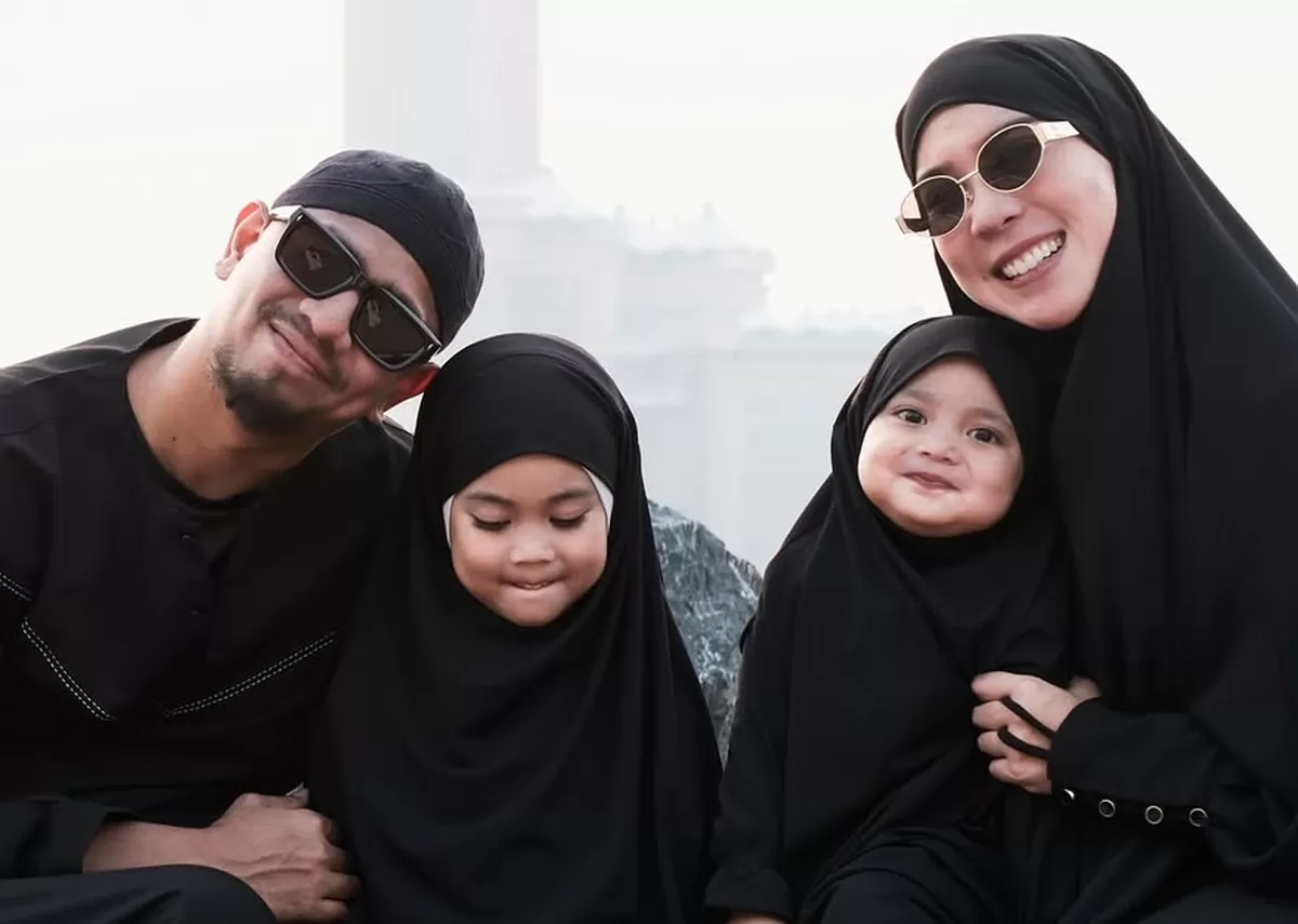 Potret Fitri Tropica akui dapat kado terindah saat umroh bersama keluarga, dapat kesempatan langka saat berada di Raudhah (Instagram/fitrop)