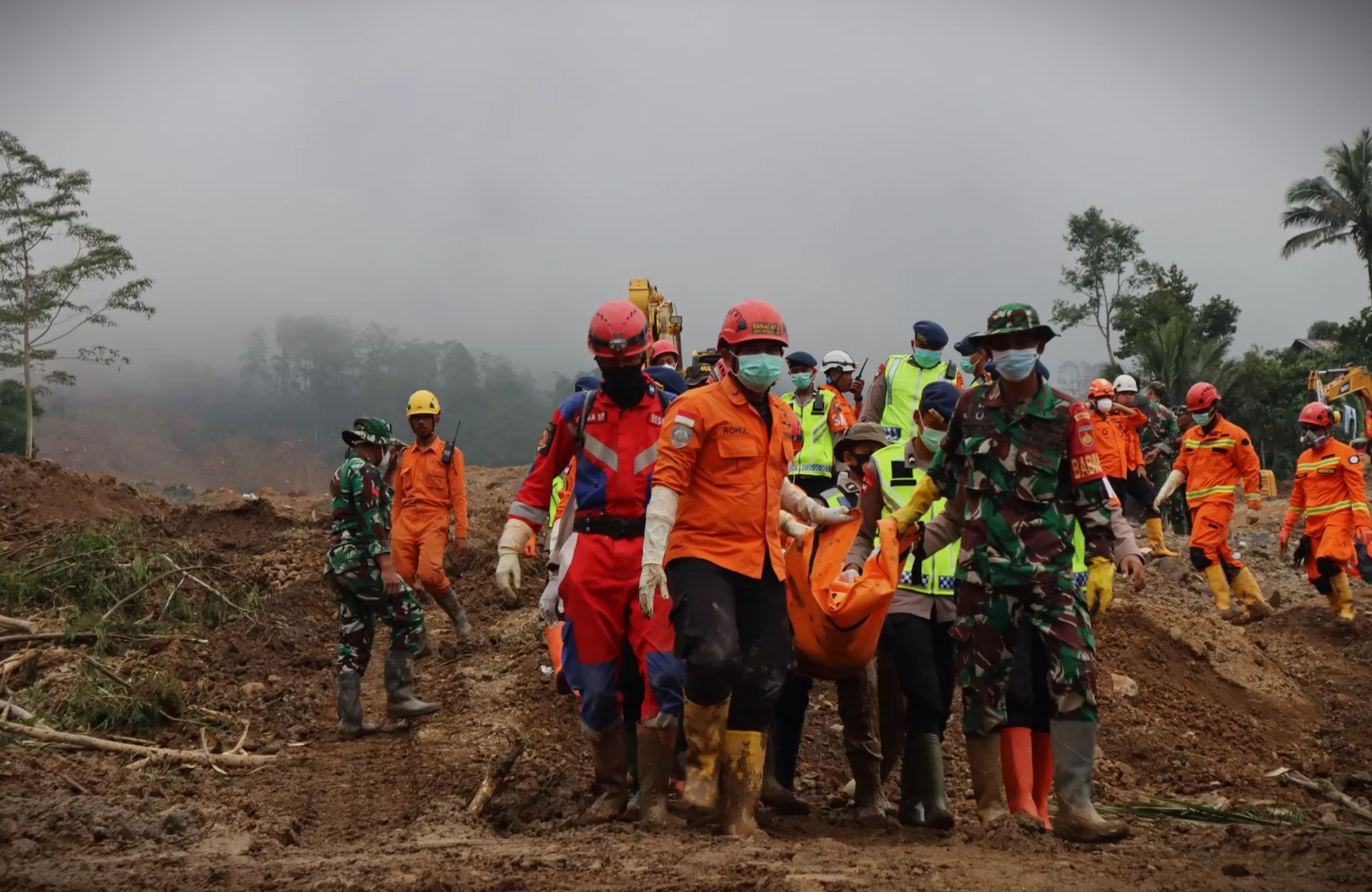 Dua jenazah korban tanah longsor di Desa Pandanarum, Kecamatan Pandanarum, Kabupaten Banjarnegara, Jawa Tengah, kembali ditemukan.