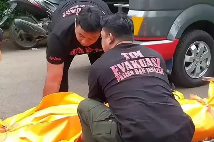 Petugas polisi mengamankan jenazah debt collector yang tewas di jalanan perumahan Raffles Hills Depok