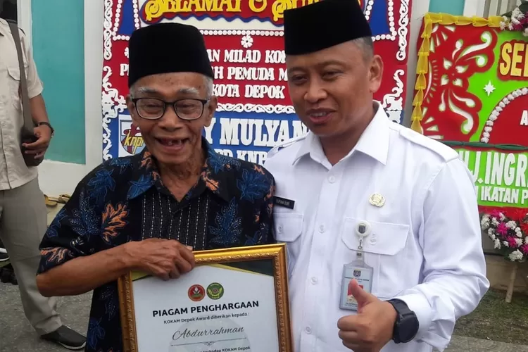 Sekretaris Daerah Kota Depok, Supian Suri bersama  tokoh senior Muhammadiyah Kota Depok, Abdurrahman, saat hadir dalam milad ke-58 Komando Kesiapsiagaan Angkatan Muda Muhammadiyah atau Kokam, di Masjid Al Birru, Kelurahan Cinangka, Kecamatan Sawangan, Depok. (Junior/Radar Depok)