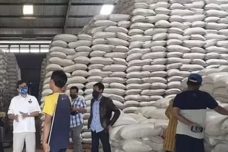 Ilustrasi bansos beras. Pemerintah bakal kembali salurkan bansos beras. Segini besaran per bulannya. (Ayobandung.com/Muhammad Ikhsan)