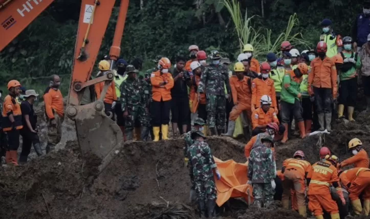 Dua jenazah korban tanah longsor di Desa Pandanarum, Kecamatan Pandanarum, Kabupaten Banjarnegara, Jawa Tengah, kembali ditemukan.