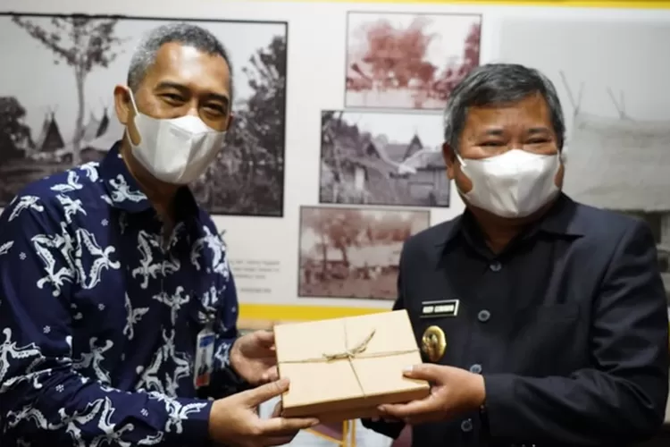 Bupati Garut Rudy Gunawan (kanan) menerima secara simbolis bantuan dari Badan Musyawarah Perbankan Daerah (Agus Alvin/Gorajuara.com)