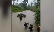 Terjadi di Lampung, jenazah terpaksa dihanyutkan ke sungai untuk sampai ke pemakaman karena tak ada jembatan