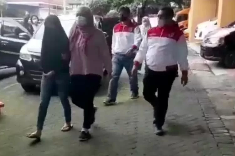 Siskaeee dibawa ke ruang penyidik Polda DIY. ( Humas Polda DIY)