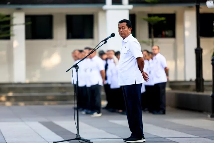 Pelaksana Harian Wali Kota Bandung, Ema Sumarna saat menjadi Pembina Apel Mulai Bekerja di Balai Kota Bandung.