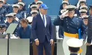 Detik-detik Joe Biden terjatuh di panggung saat wisuda Akademi Angkatan Udara, tersandung karung pasir