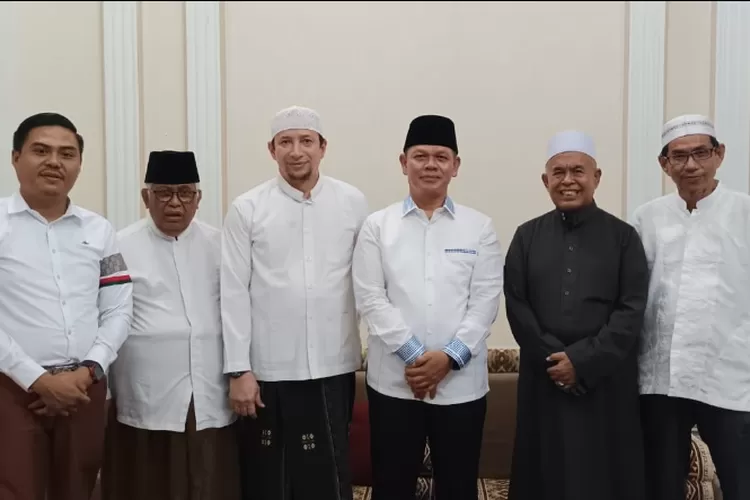 Kapolda Agus Nugroho saat foto bersama dengan Ketua Utama Alkhairaat, HS Alwi bin Saggaf Aljufri,