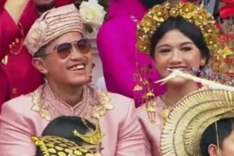 Momen Kaesang dan Erina Gudono saat bersama menghadiri Upacara Detik-Detik Proklamasi Kemerdekaan ke-77 RI di Istana Merdeka, Jakarta, Rabu (17/8/2022). (akun @matamatadotcom)