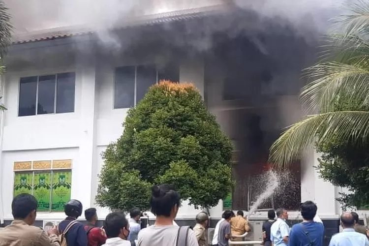 Kebakaran di Gedung DPRD Batam. (damri/haluankepri.com)