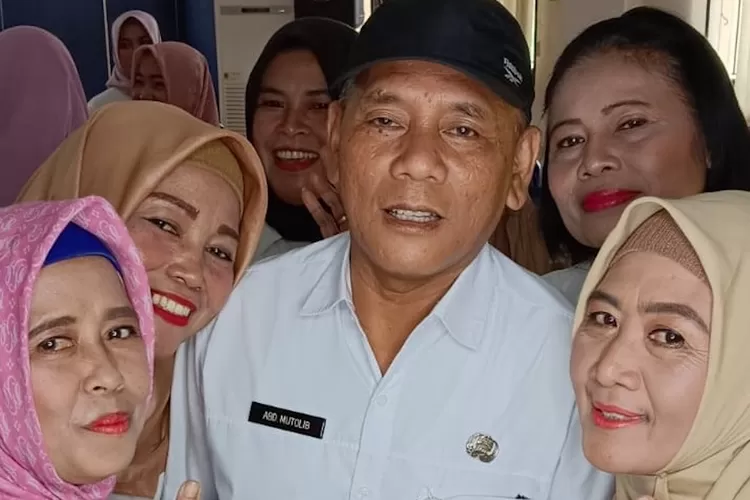 Anggota UMKM Sinergia Kecamatan Tapos bersama Camat Tapos, Abdul Mutolib, usai diberikan pelatihan Beauty Class di Aula Kecamatan Tapos. (ANDIKA EKA/RADAR DEPOK)