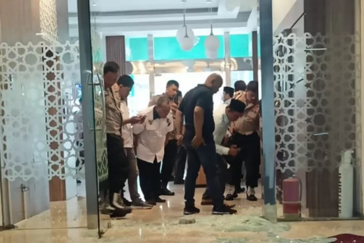 Petugas Inafis sedang memeriksa TKP penembakan kantor MUI Pusat, Menteng, Jakarta Pusat. 