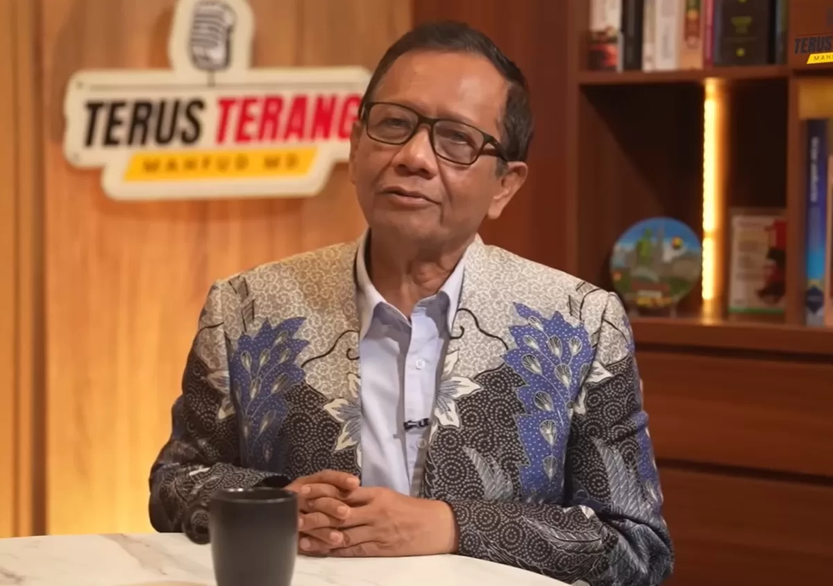 Potret Mahfud MD komentari kritikan Pandji Pragiwaksono di stand up comedy Mens Rea yang dianggap menghina Wapres Gibran (YouTube Mahfud MD Official)