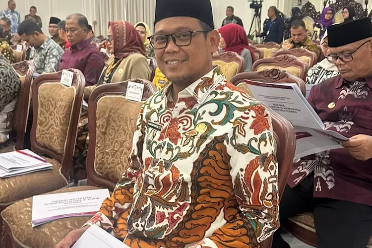 Wakil Walikota Depok, Imam Budi Hartono, saat menerima penghargaan dari Wakil Presiden setelah Kota Depok masuk lima besar kota dengan stunting terendah di Indonesia, di Istana Wapresm Jakarta, Jumat (6/10). (Pemkot Depok)