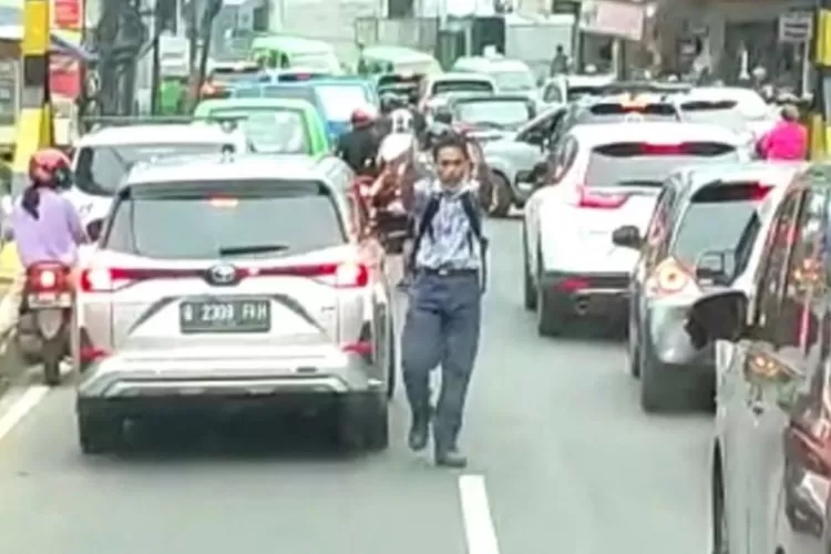 Aksi heroik Alfin, siswa SMP menyibak kemacetan agar  mobil DAMKAR bisa berjalan melintasi kemacetan lalu lintas Bogor