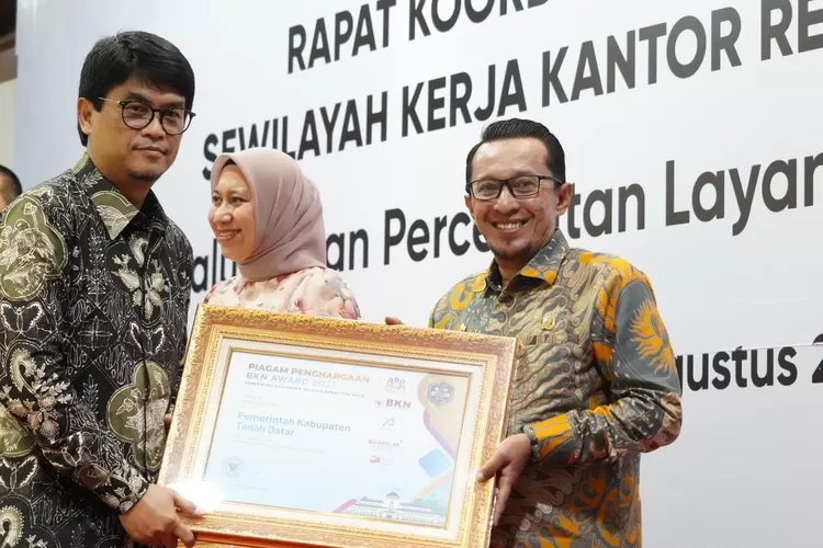 Bupati Eka Putra menerima BKN Award Tahun 2023. (Prokopim)