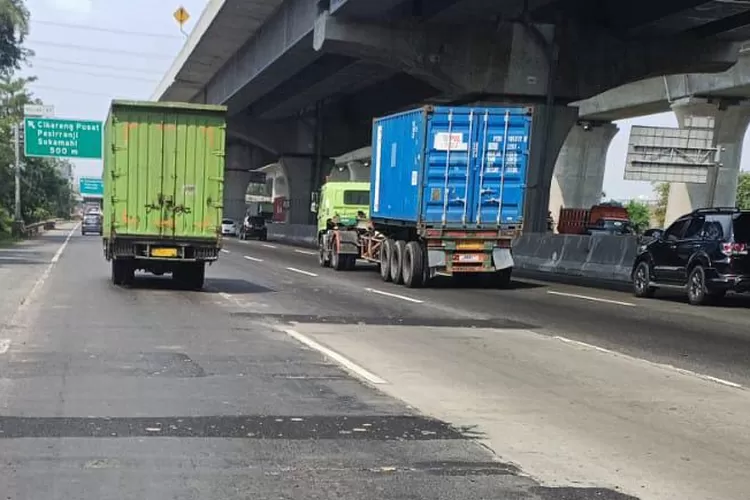 Ilustrasi perbaikan di Jalan Tol Jakarta-Cikampek.