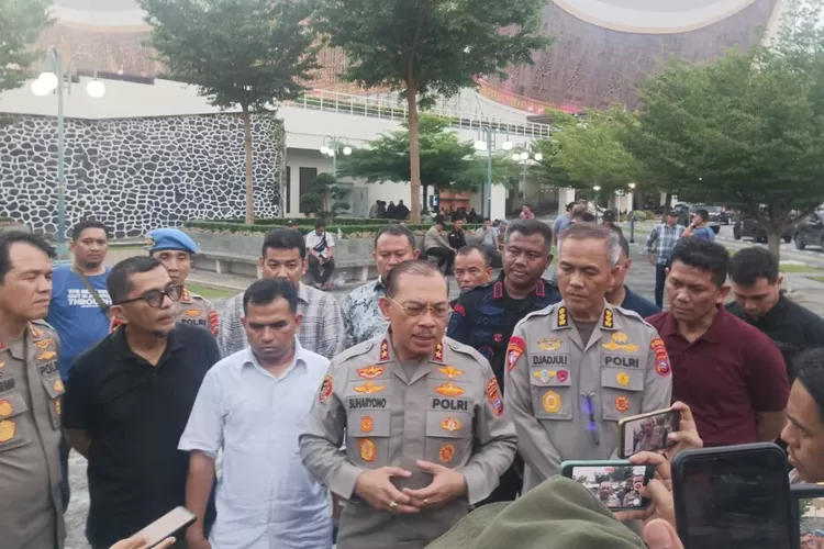 Kata kapolda Sumatera Barat soal viral polisi masuk Masjid Raya Sumbar tanpa lepas sepatu (tribratanews.sumbar.polri.go.id)