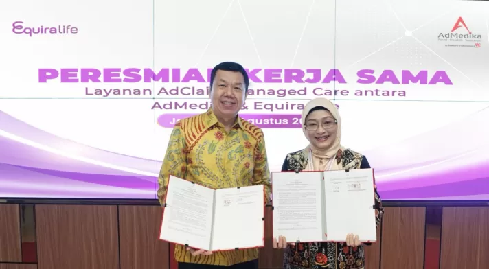 CEO Equira Life Elvis Liongosari (kiri) dan CEO AdMedika Dian Prambini (kanan) saat acara penandatanganan kerja sama layanan AdClaim Managed Care antara Admedika & Equira Life.