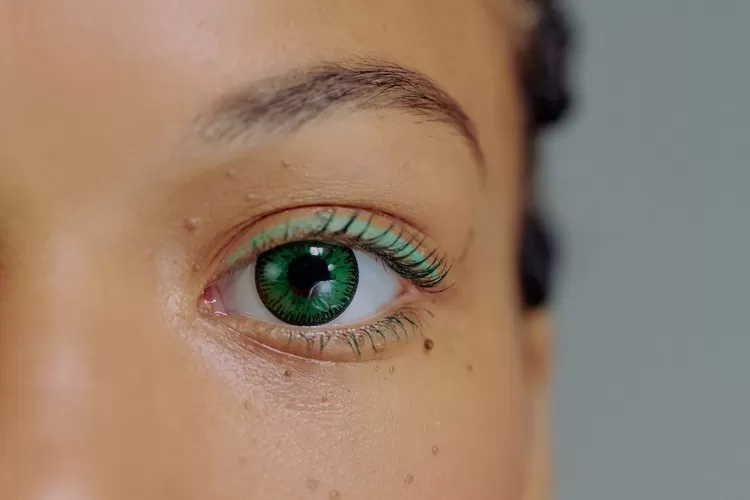 Ilustasi bahaya lensa kontak mata (pexels.com/ronlach)
